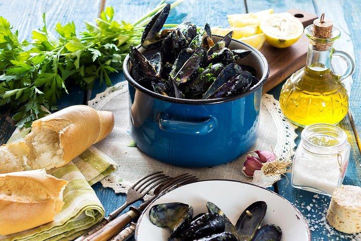 Tour privato in barca della baia di Kotor di 4,5 ore con pranzo e degustazione di vino