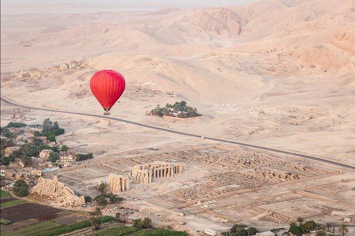 Luchtballonvaart bij zonsopgang in Luxor