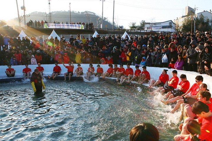 アイスフィッシングツアー - ソウルからの華川サンチェオアイスフェスティバル日帰り旅行