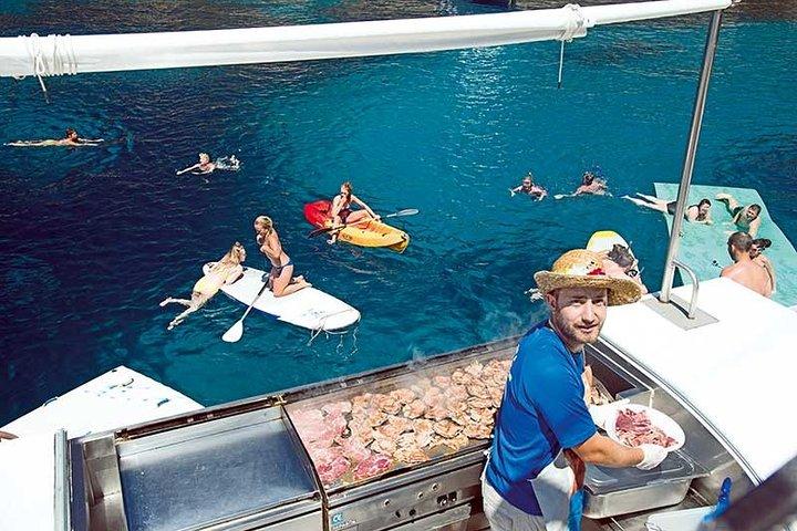 Cruzeiro de catamarã saindo de Port d'Alcudia com almoço e parada para natação