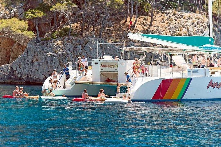 Cruzeiro de catamarã saindo de Port d'Alcudia com almoço e parada para natação