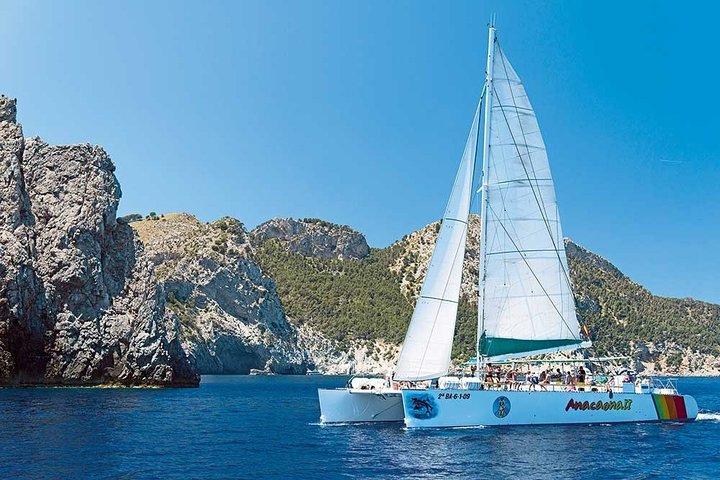 Cruzeiro de catamarã saindo de Port d'Alcudia com almoço e parada para natação