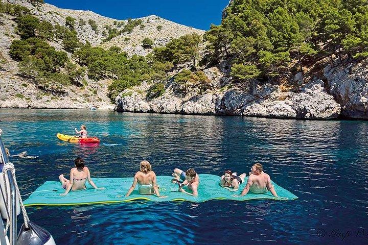 Cruzeiro de catamarã saindo de Port d'Alcudia com almoço e parada para natação