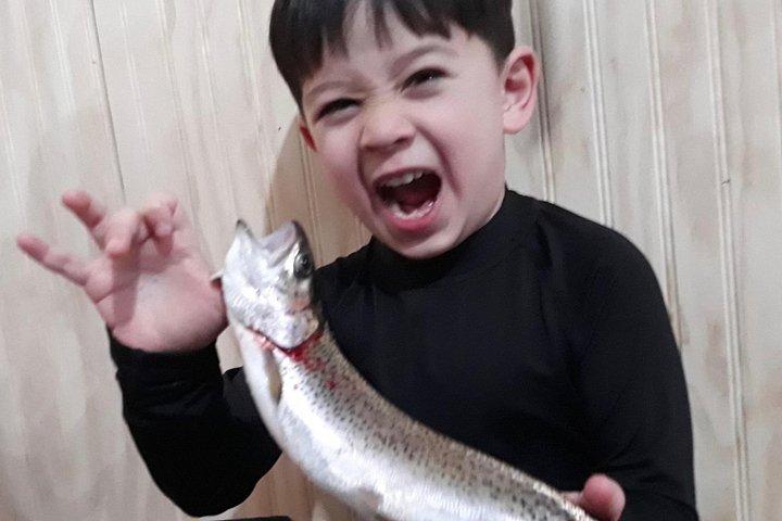 ファイアバンクスのアイスフィッシング体験、温かいキャビン、魚の野外料理も楽しめます