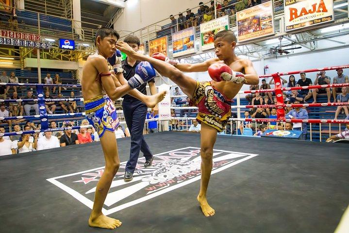 Muay Thai boksning kamp action – Patong Stadium
