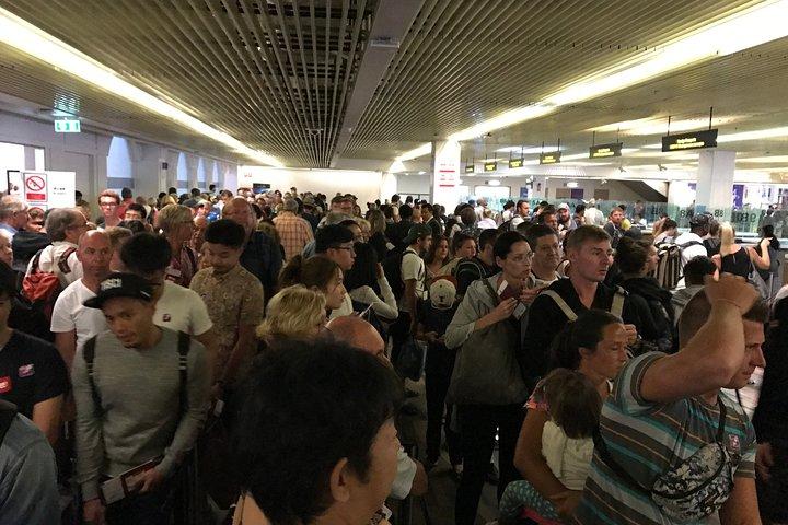 Inmigración guiada por vía rápida desde aeronaves hasta llegadas – Bangkok