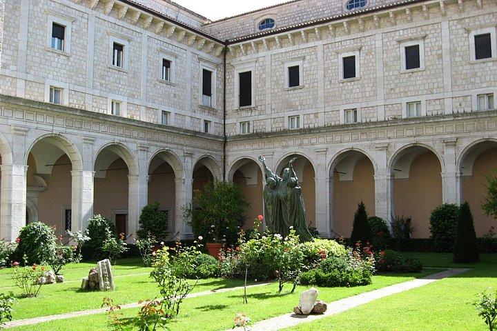ローマからの第二次世界大戦の歴史的なモンテカッシーノ戦場跡