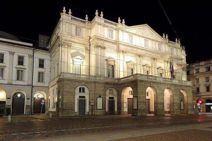 Milan private guided tour by night