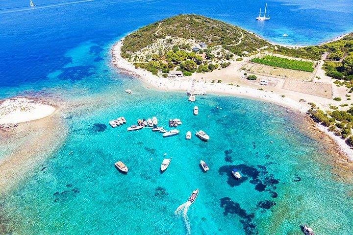 Visita grupal a la cueva azul con natación y snorkel desde Hvar