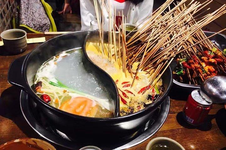 昼食と川劇を伴う成都のプライベートガイドツアー