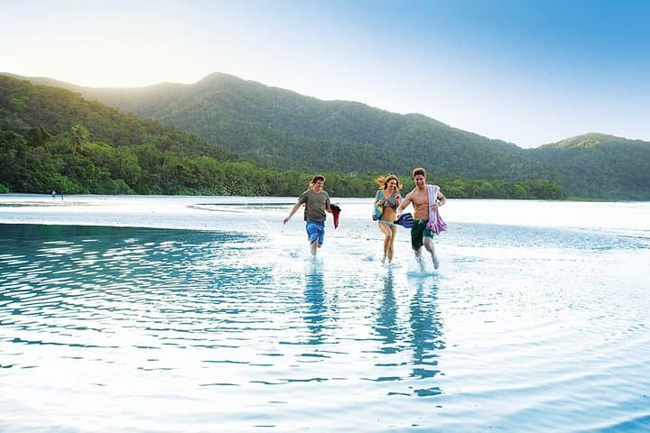 AIRPORT TRANSFER between Cairns Airport & Port Douglas (6am-5pm)