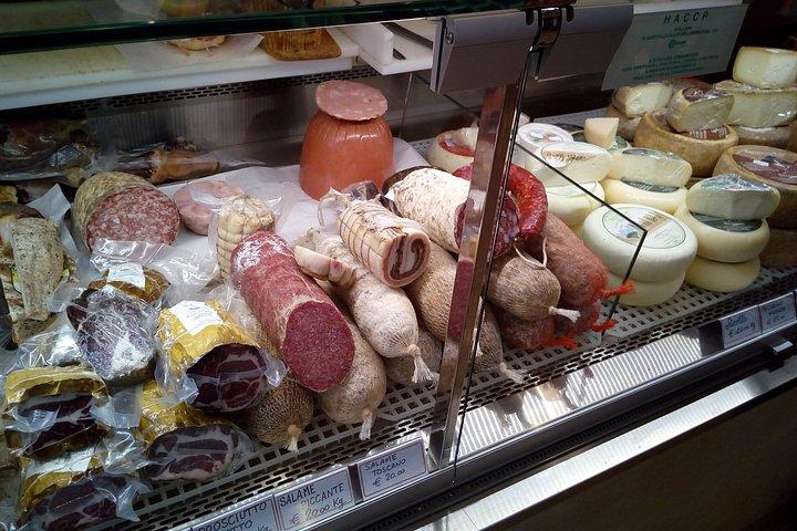 ローマ発、シエナとサンジミニャーノのランチ＆ワインテイスティング付き終日ツアー