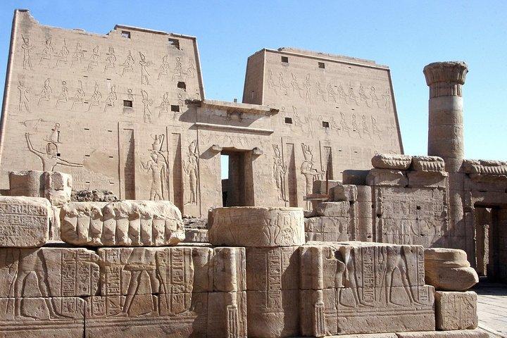 ルクソールからのエドフ寺院とコムオンボ寺院の1日ツアー