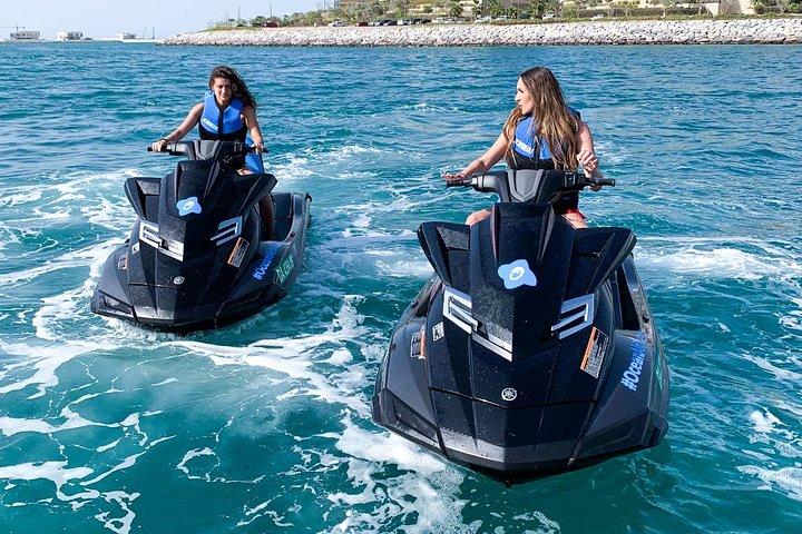 ドバイのスカイライン、ブルジュ・アル・アラブの眺め、ジュースを楽しむ最速ジェットスキー