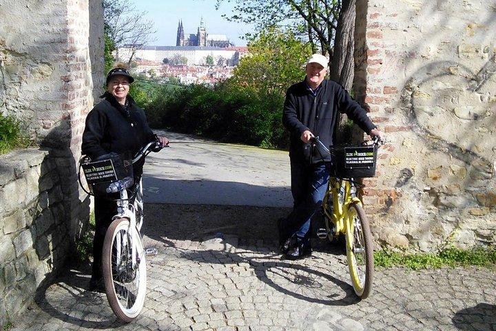 EBIKE TOUR: Real Prag - Oplev naturen og kør bag om centrum - 4 timer