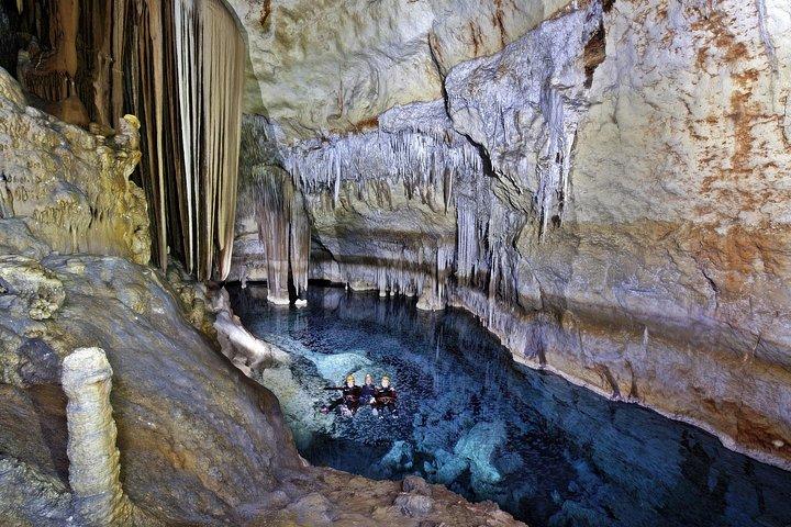 コヴェ・デ・コロムスの水泳と洞窟