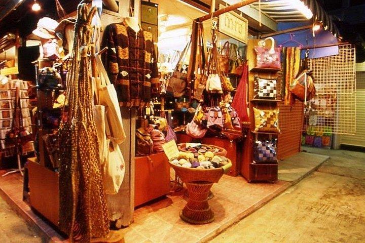 チェンライ市内の見どころと伝統的なディナー＆ショー