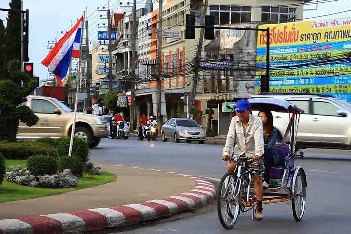チェンライ市内の見どころと伝統的なディナー＆ショー