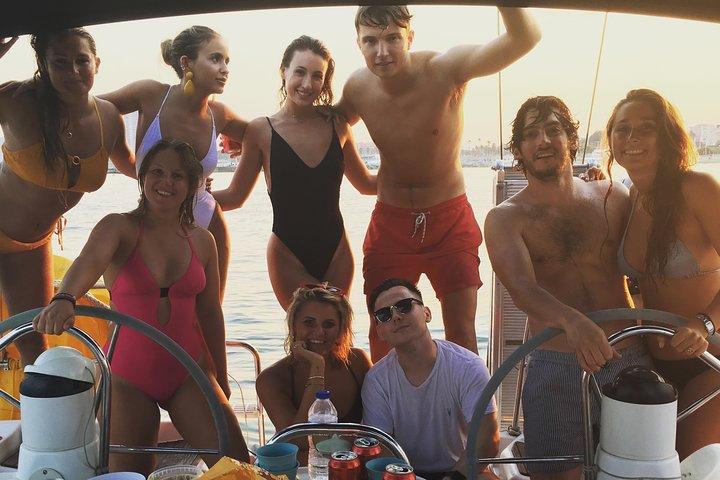 Nadar e desfrutar - passeio de barco na cidade de Barcelona com Cava e bebidas