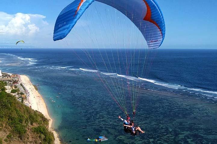 BALI PARAGLIDING Voe, balance e suba acima do mar com transfer privado