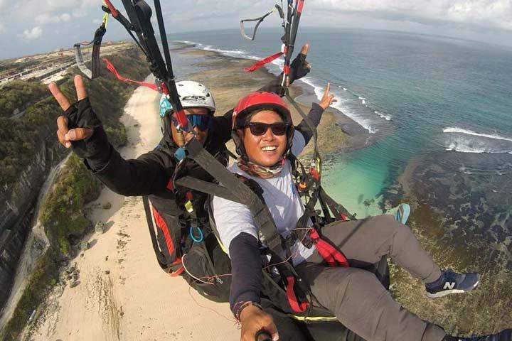 BALI PARAGLIDING Voe, balance e suba acima do mar com transfer privado