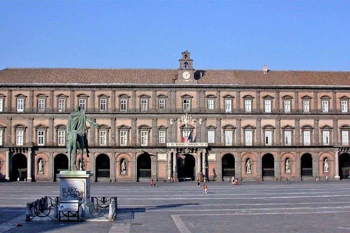 Private Walking Royal Tour of Naples: kastelen en koningen