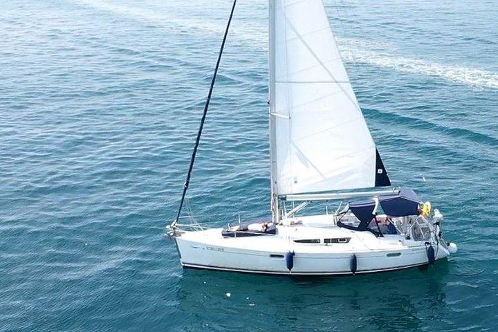 バルセロナから6時間のプライベートボートクルーズ。 シュノーケルと太陽