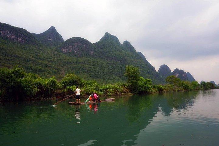 Yangshuo-dagstur: Big Banyan Tree, Moon Hill, West Street, Bamboo Raft Tour