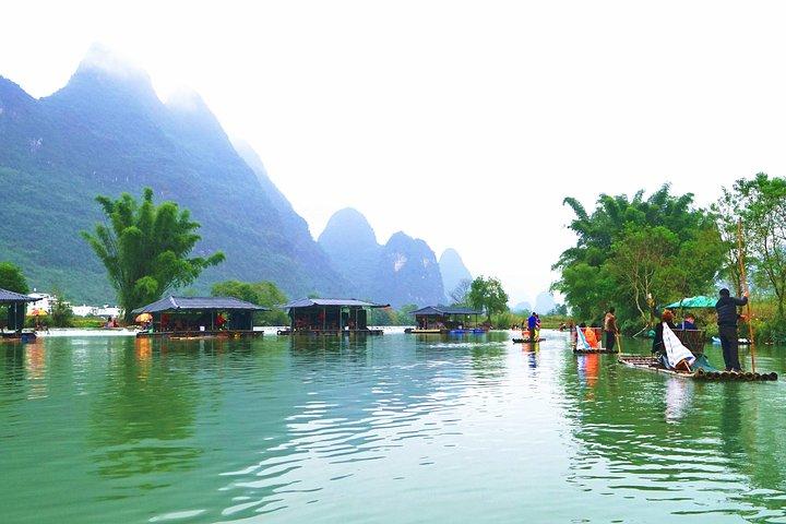 Yangshuo-dagstur: Big Banyan Tree, Moon Hill, West Street, Bamboo Raft Tour