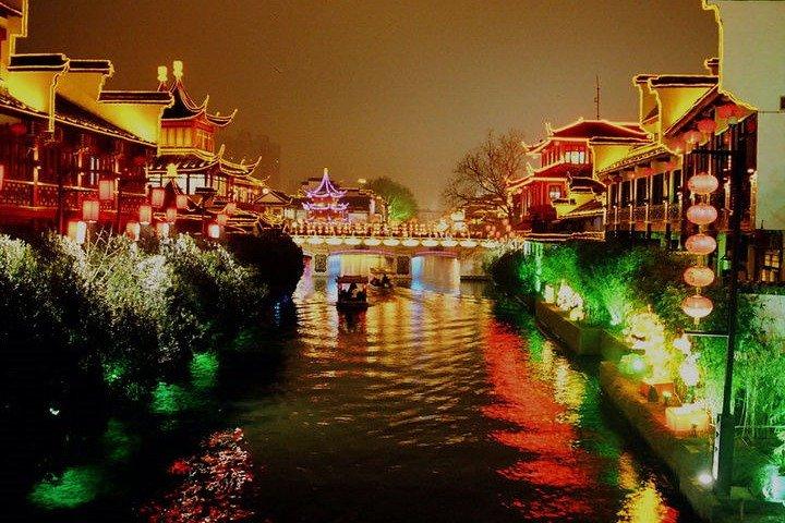 Recorrido nocturno en crucero por el río Nanjing con experiencia gastronómica de estilo halal