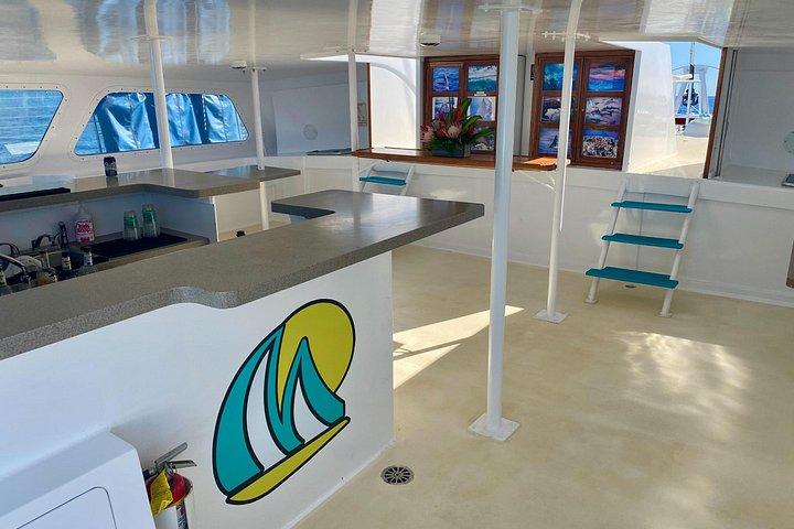 カアナパリビーチ発マウイプレミアムサンセットディナークルーズ