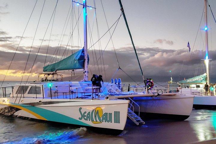 カアナパリビーチ発マウイプレミアムサンセットディナークルーズ