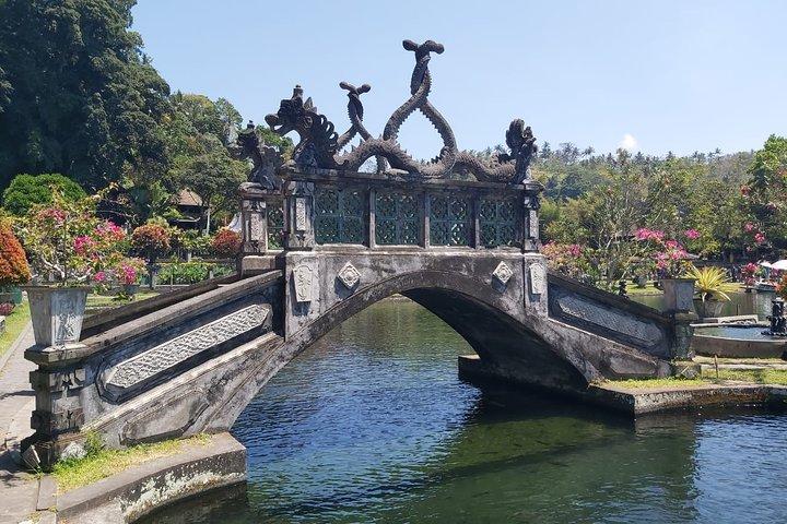 レンプヤンツアー：天国の門、ティルタ・ガンガ、ゴア・ラジャの滝