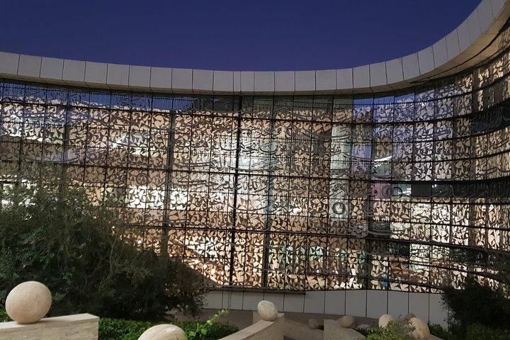 ドーハ教育都市ツアー：旅行中に学ぶ