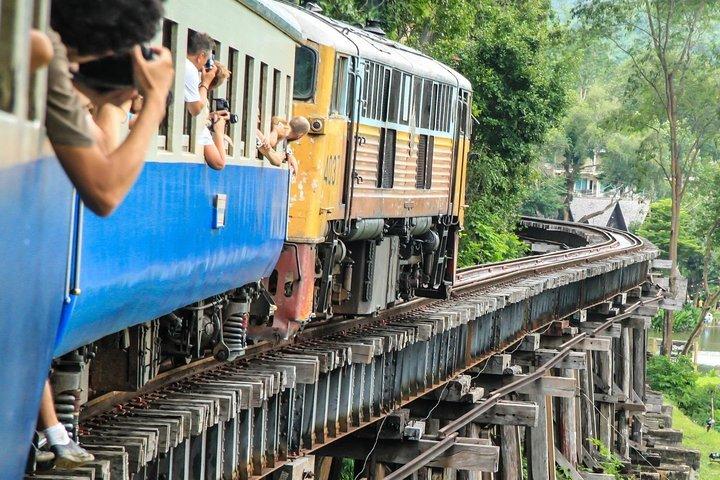 バンコク：クワイ川に架かる橋と泰緬鉄道ツアー