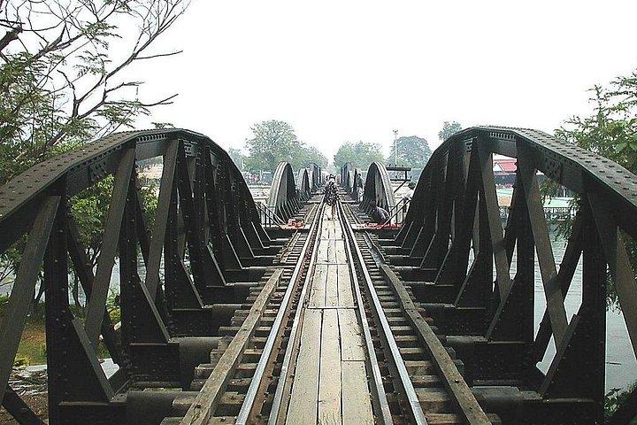 バンコク：クワイ川に架かる橋と泰緬鉄道ツアー
