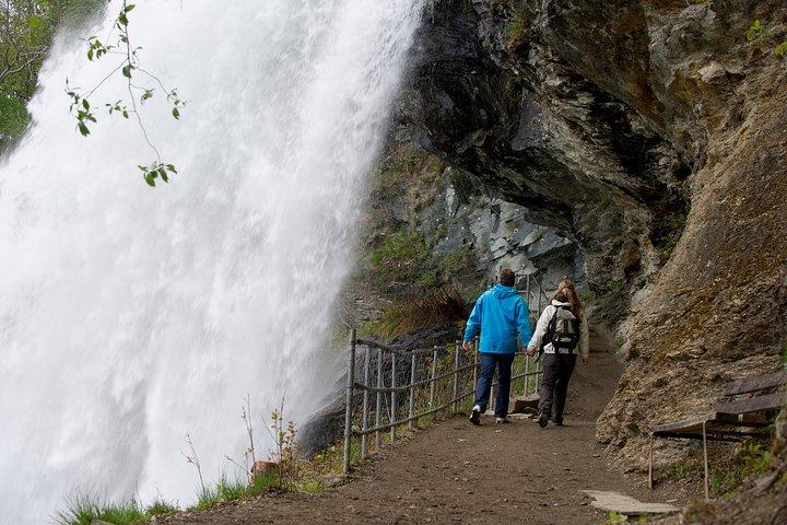 Private Bergen Hardangerfjord Full-Day, incl Cruise & Waterfalls