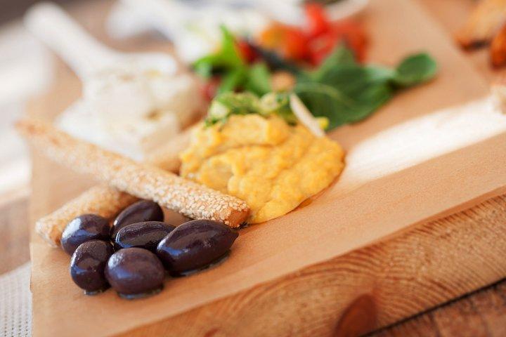 小グループギリシャ料理とワイン試飲ツアー（サントリーニ島）