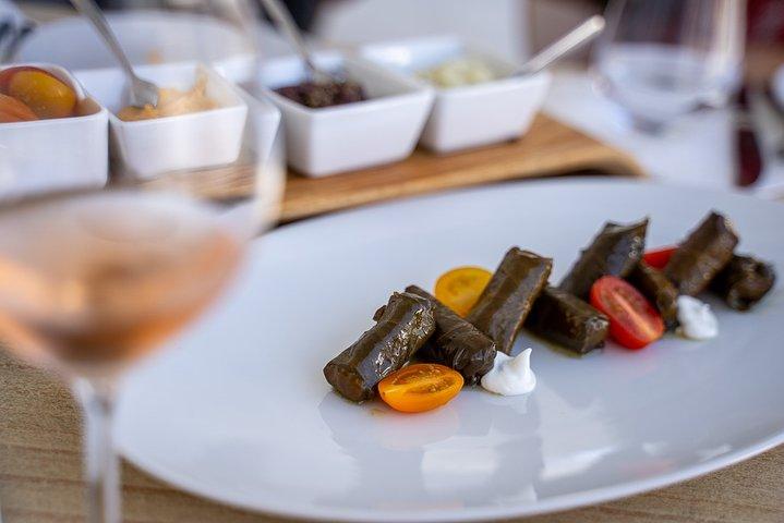 Excursão de degustação de comida e vinho grega para grupos pequenos em Santorini
