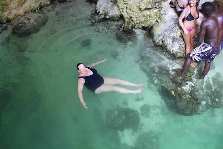 Tour combinato di Blue Hole Mineral Spring più Weed Farm con trasporto