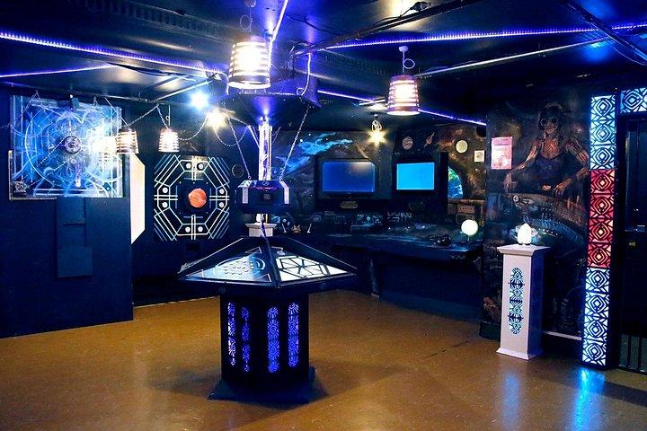 Private Group Puzzle-Solving Adventure Game: Spaceship
