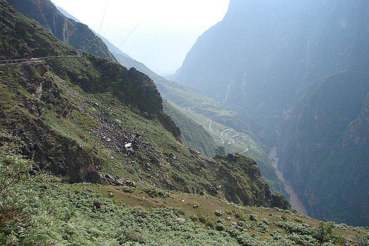 私立ツアー：4日間の麗江と虎の峡谷の雲南への飛行