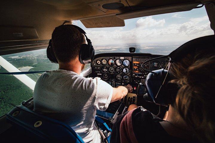 地元のパイロットと一緒にフレンチ リビエラ上空を飛行
