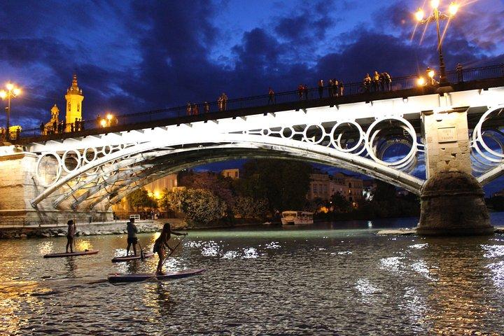 セビリアのグアダルキビル川でのサンセット・パドルサーフィンツアー