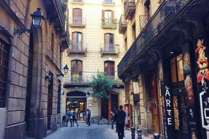 Picasso a Barcellona Massimo 6 persone passeggiano per El Born e Museo Picasso