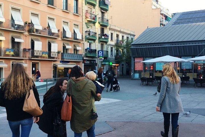Picasso a Barcellona Massimo 6 persone passeggiano per El Born e Museo Picasso