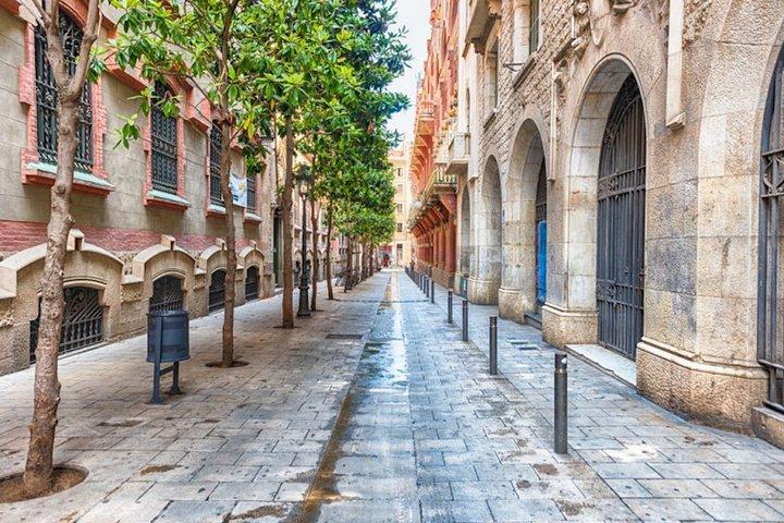 Picasso a Barcellona Massimo 6 persone passeggiano per El Born e Museo Picasso