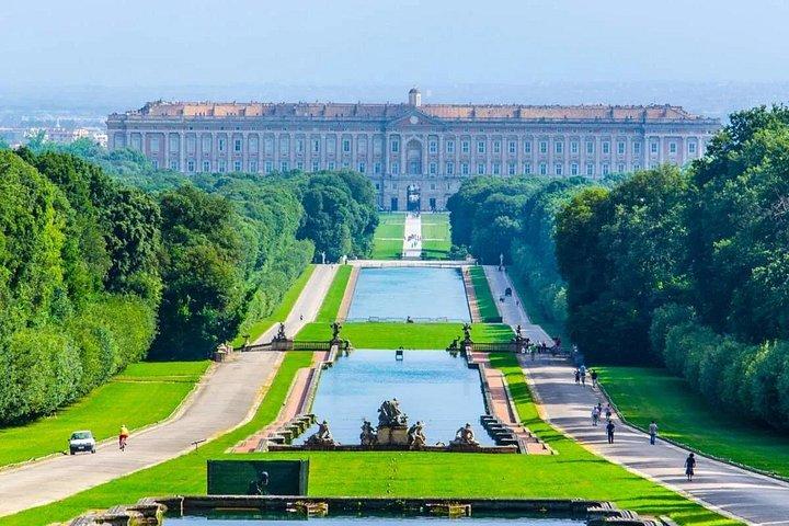 ローマとデザイナーアウトレットからカゼルタ王宮へのプライベート運転手付きツアー