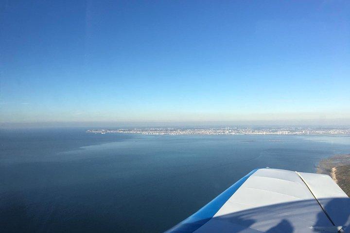 Flyv over Normandiets hellige kystlinje i et privat fly