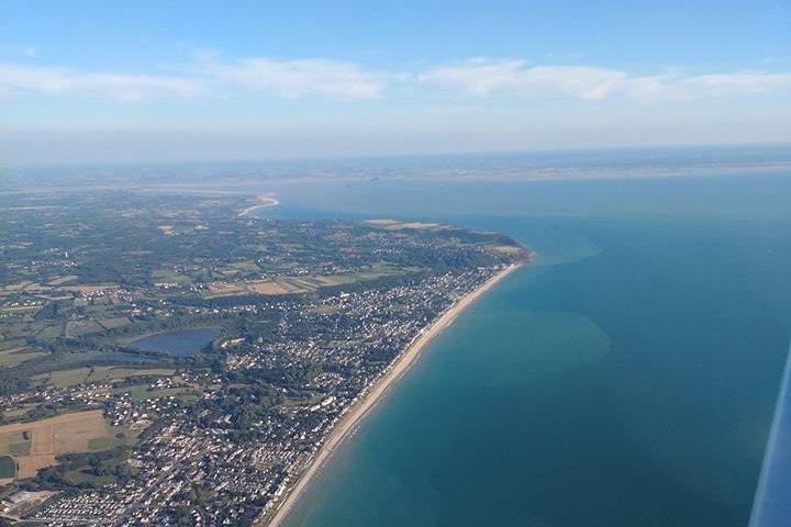 Flyv over Normandiets hellige kystlinje i et privat fly